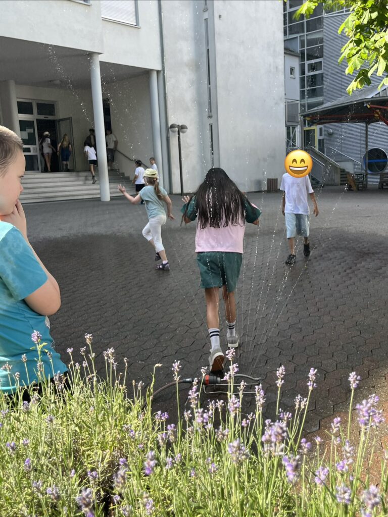 Schüler auf einem Schulhof
